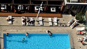 A swimming pool with people sunbathing and swimming. - Chic RogersCenter MTCC 2B2B Lake&CN Tower  Free Parking (Toronto)
