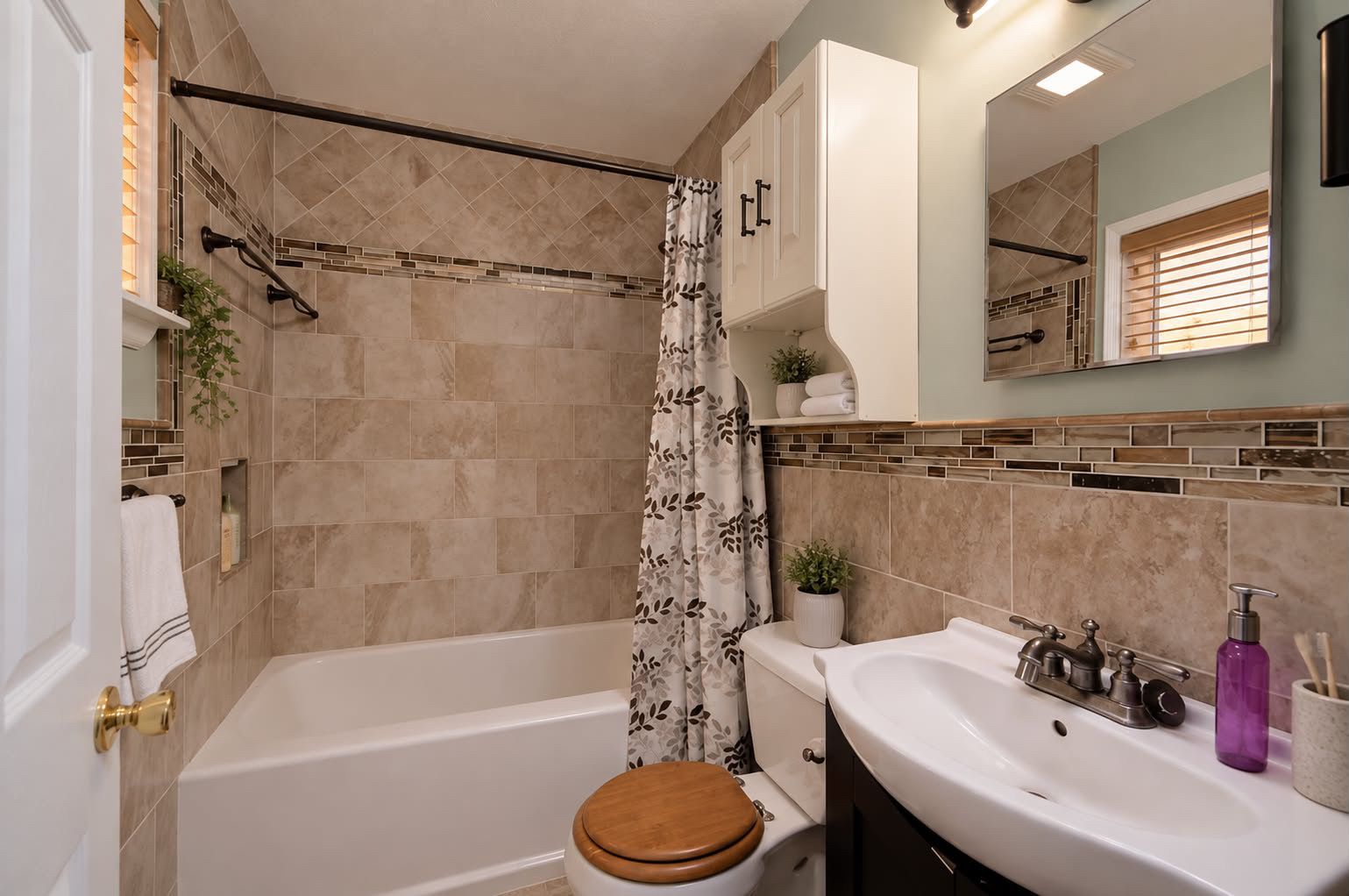 Serviettes fournies, savon, shampooing, papier de toilette