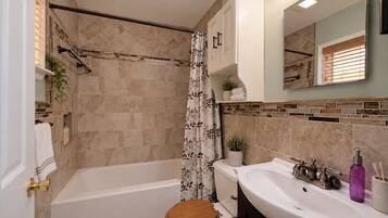 Serviettes fournies, savon, shampooing, papier de toilette