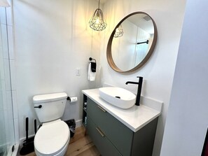 Hair dryer, towels - New Modern Tiny House with Stargazing Windows in Orderville, Utah (Orderville)