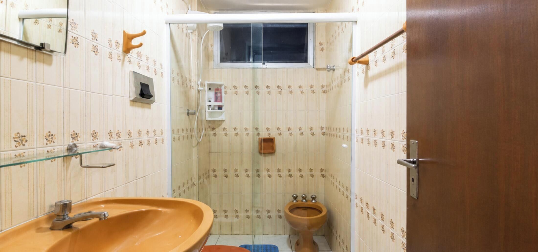 Une petite salle de bain comprenant un lavabo, des toilettes et un espace douche.