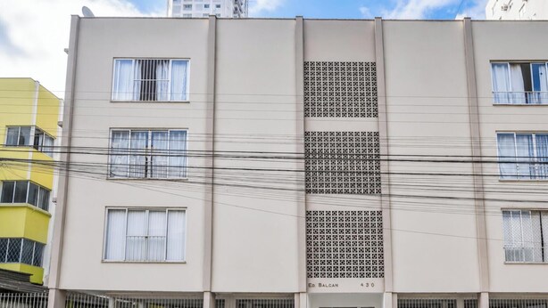 A multi-story building with a central vertical section featuring a patterned facade. - Ap Balcan 500mts da Praia - Balneario Camboriu /SC (Balneário Camboriú)