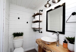 Hair dryer, towels, toilet paper - Luxury Cabin Rental for Utah Glamping Zion (Orderville)
