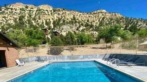 Una piscina rectangular con agua cristalina, rodeada por una solana con baldosas.