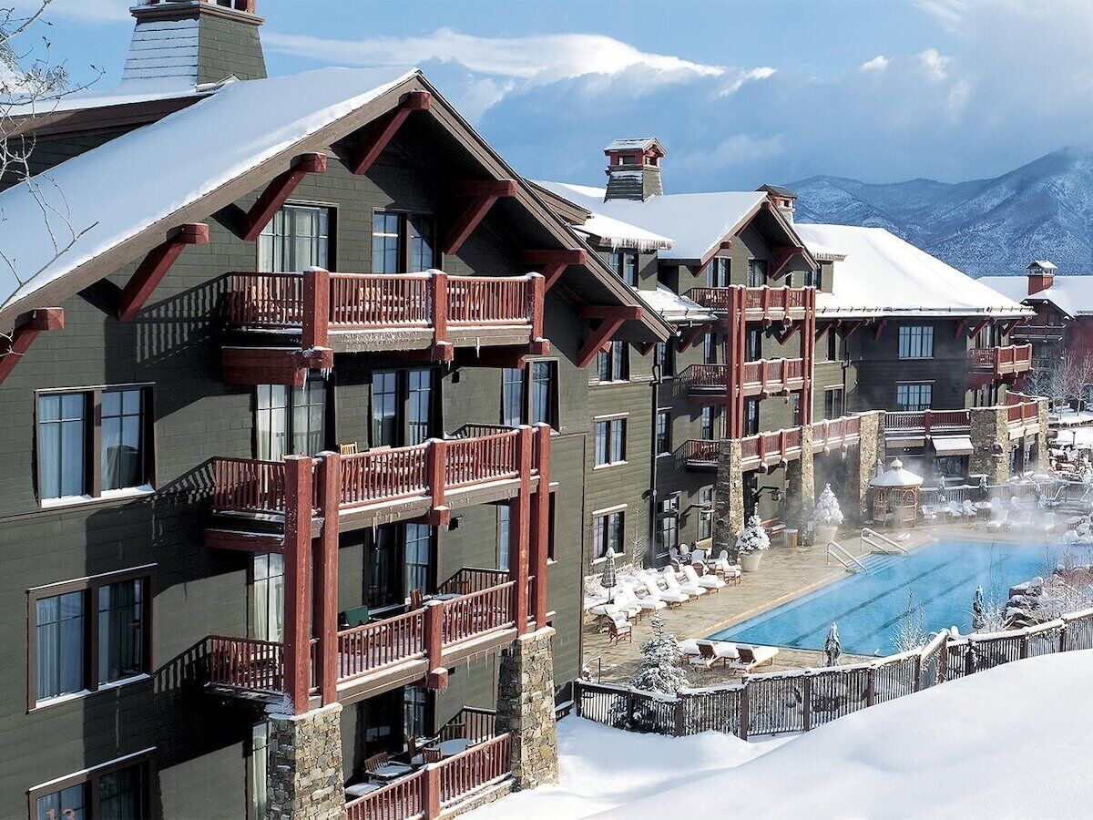 Ein Resort mit mehrstöckigen Gebäuden, Balkonen und einem Poolbereich.