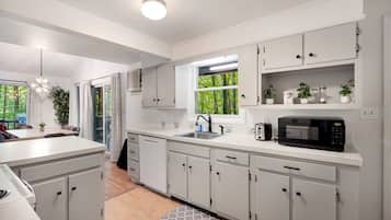 Coffee/tea maker, microwave, oven, stovetop
