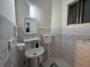 Shower, hair dryer, towels, soap - Altitude 7788, 
Scenic 2-Bedroom Apartment in the Heart of Karimabad (Karimabad)