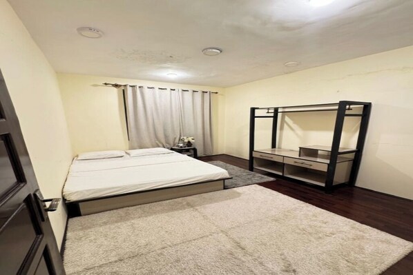 2 bedrooms, iron/ironing board, WiFi, bed sheets - Altitude 7788, 
Scenic 2-Bedroom Apartment in the Heart of Karimabad (Karimabad)