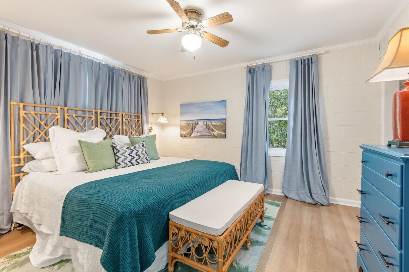 6 bedrooms, desk, iron/ironing board, travel cot