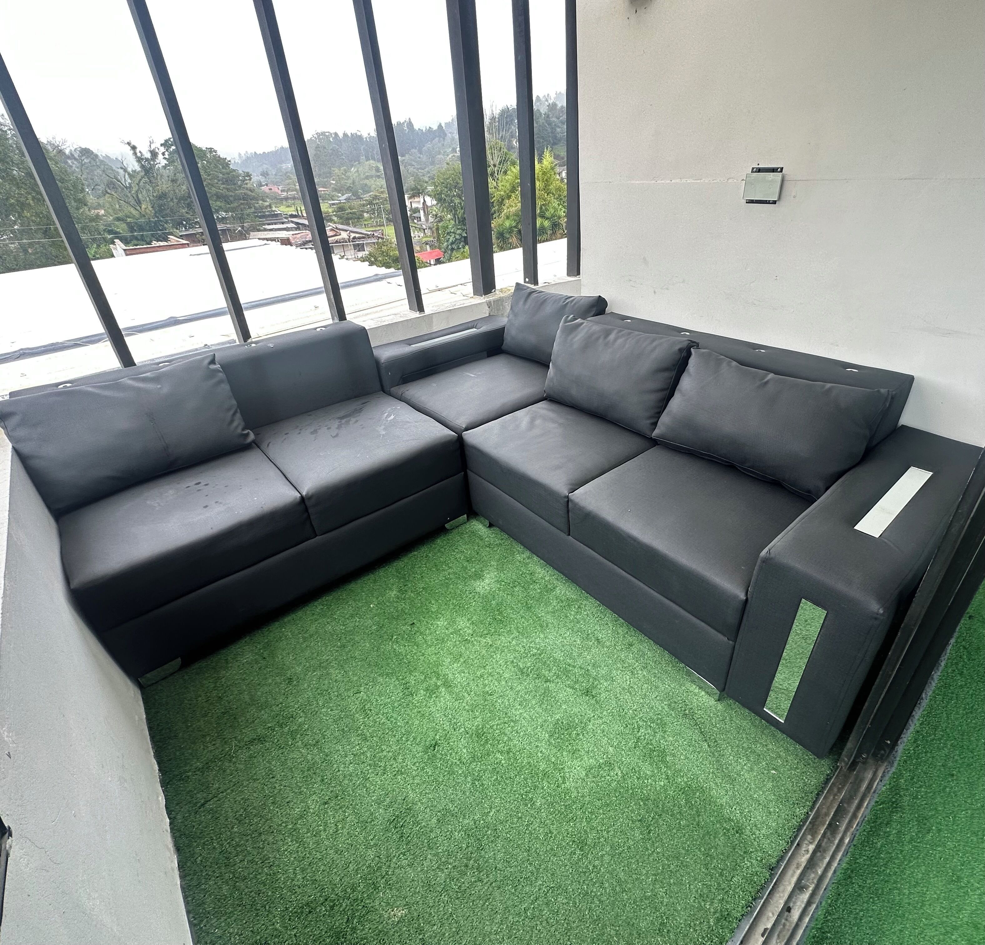Una chimenea, videojuegos, una mesa de tenis de mesa, libros