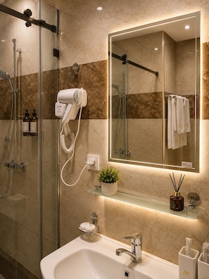 Dusche, kostenlose Toilettenartikel, Haartrockner, Handtücher