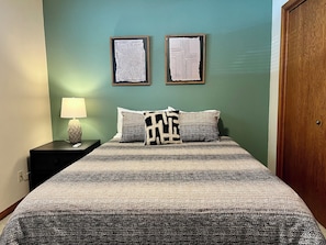 5 bedrooms, WiFi (free), bed sheets