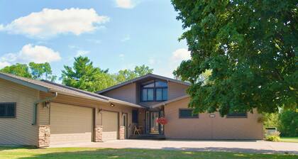 Spacious Independence Home - Conveniently Located
