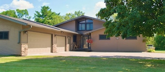 Spacious Independence Home - Conveniently Located