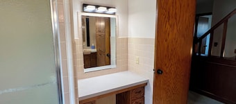 Spacious Independence Home - Conveniently Located