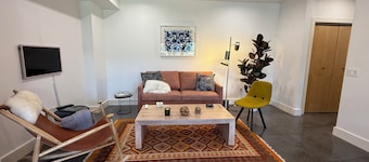 Tranquil 2-bed pet-friendly apt with AC in charming Roxbury.5 min walk to town!