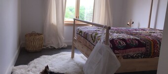 Tranquil 2-bed pet-friendly apt with AC in charming Roxbury.5 min walk to town!