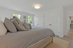 Free WiFi, bed sheets - Luxury property with relaxing backyard and with walking distance from the Gooch’s Beach ( Kennebunk)  and Dock Square in Kennebunkport. First floor King size bed and en suite ( shower only ) bathroom. Two living rooms and relaxing back yard deck. (Kennebunk)