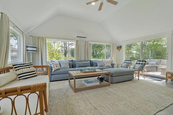 Smart TV, fireplace - Luxury property with relaxing backyard and with walking distance from the Gooch’s Beach ( Kennebunk)  and Dock Square in Kennebunkport. First floor King size bed and en suite ( shower only ) bathroom. Two living rooms and relaxing back yard deck. (Kennebunk)