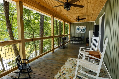 Lakefront, cozy 2-bedroom house in Westview with WIFI