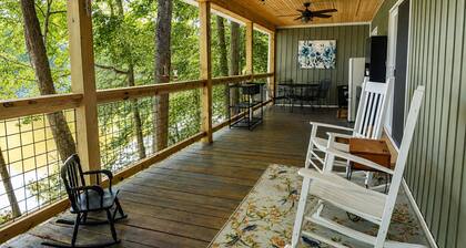 Lakefront, cozy 2-bedroom house in Westview with WIFI