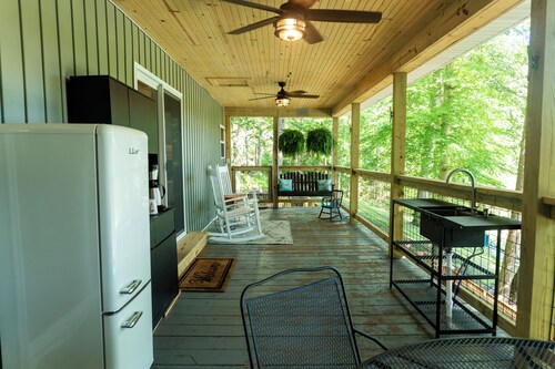 Lakefront, cozy 2-bedroom house in Westview with WIFI