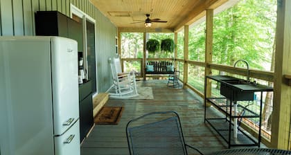 Lakefront, cozy 2-bedroom house in Westview with WIFI