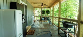 Lakefront, cozy 2-bedroom house in Westview with WIFI