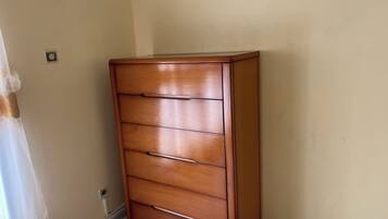 Un aparador de madera con varios cajones frente a una pared lisa.