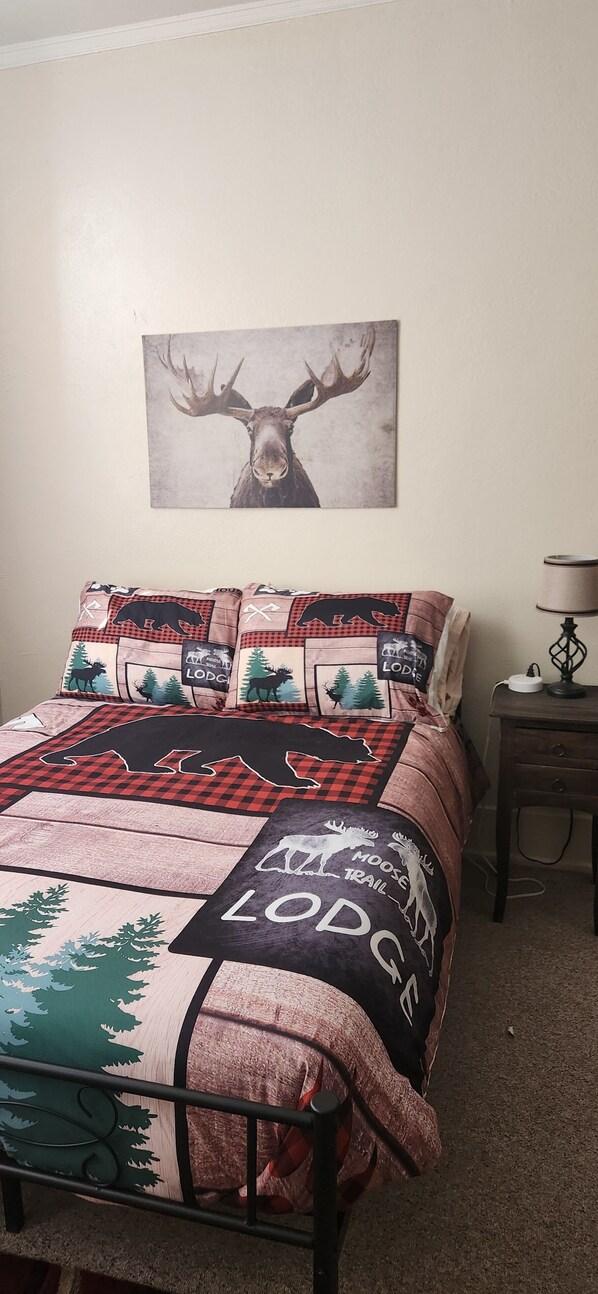 Desk, iron/ironing board, WiFi (free), bed sheets -  Comfortable Quiet Downtown Studio Full Kitchen (Havre)