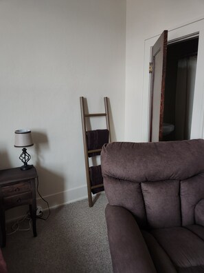 TV -  Comfortable Quiet Downtown Studio Full Kitchen (Havre)
