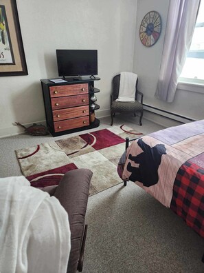 Desk, iron/ironing board, WiFi (free), bed sheets -  Comfortable Quiet Downtown Studio Full Kitchen (Havre)