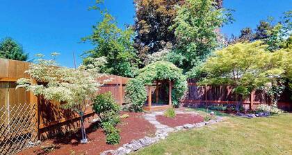 3BR home with enclosed yard, grill, W&D, fast WiFi