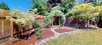 3BR home with enclosed yard, grill, W&D, fast WiFi