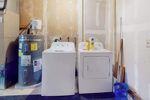 3BR home with enclosed yard, grill, W&D, fast WiFi