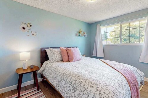 3BR home with enclosed yard, grill, W&D, fast WiFi