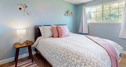 3BR home with enclosed yard, grill, W&D, fast WiFi
