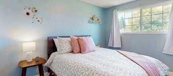 3BR home with enclosed yard, grill, W&D, fast WiFi