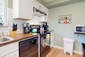 Coffee/tea maker, fridge, microwave, oven