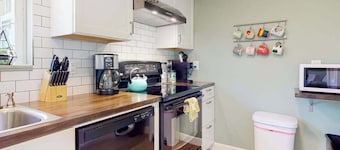 3BR home with enclosed yard, grill, W&D, fast WiFi