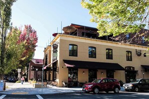 Un immeuble comprenant un restaurant au rez-de-chaussée et des locaux commerciaux aux étages supérieurs.