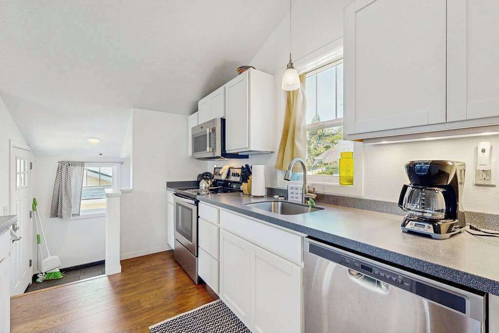 Coffee/tea maker, fridge, microwave, oven