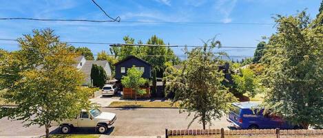 Un quartier résidentiel avec des maisons, une allée et une clôture en bois.
