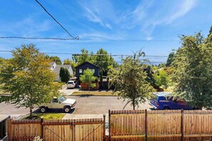 Zona residencial con casas, un camino de entrada y una valla de madera.