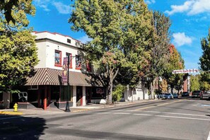 A street with buildings, a fire hydrant, and a clear sky. - Updated Studio Oregon Wine Country - Kitchenette (McMinnville)