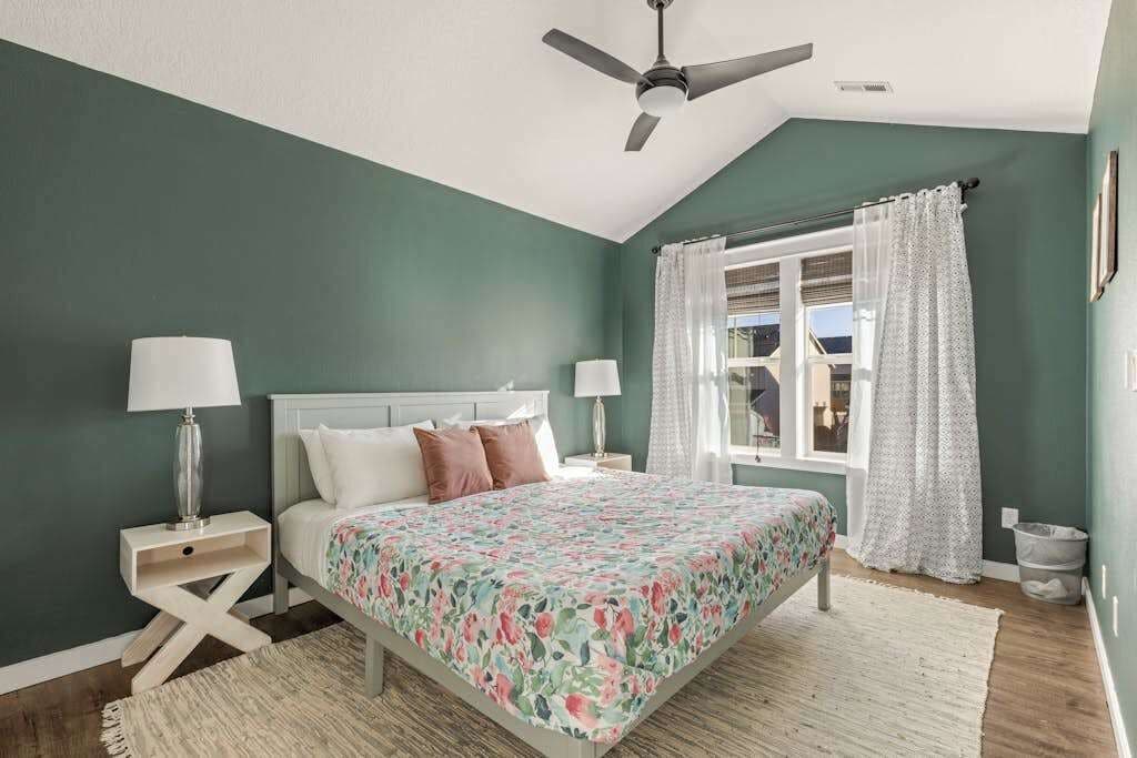 5 bedrooms, desk, WiFi, bed sheets
