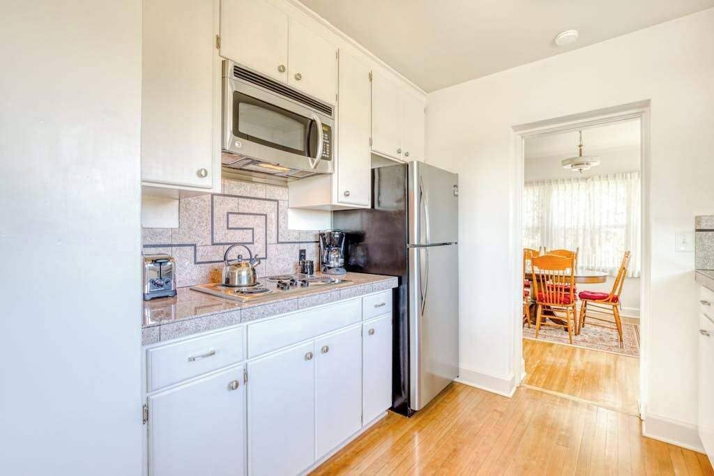 Coffee/tea maker, fridge, microwave, oven