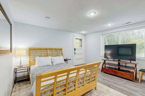 Room - Dog-friendly 5BR with game room & 2 fireplaces (Portland)