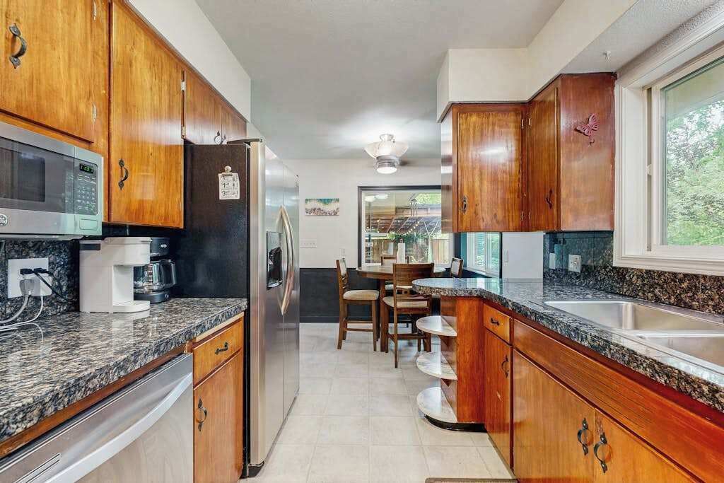 Coffee/tea maker, fridge, microwave, oven