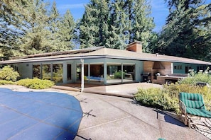 A modern house with a covered patio, a barbecue area, and a swimming pool. - 3BR home with pool, patio, fireplace, WIFI (Portland)